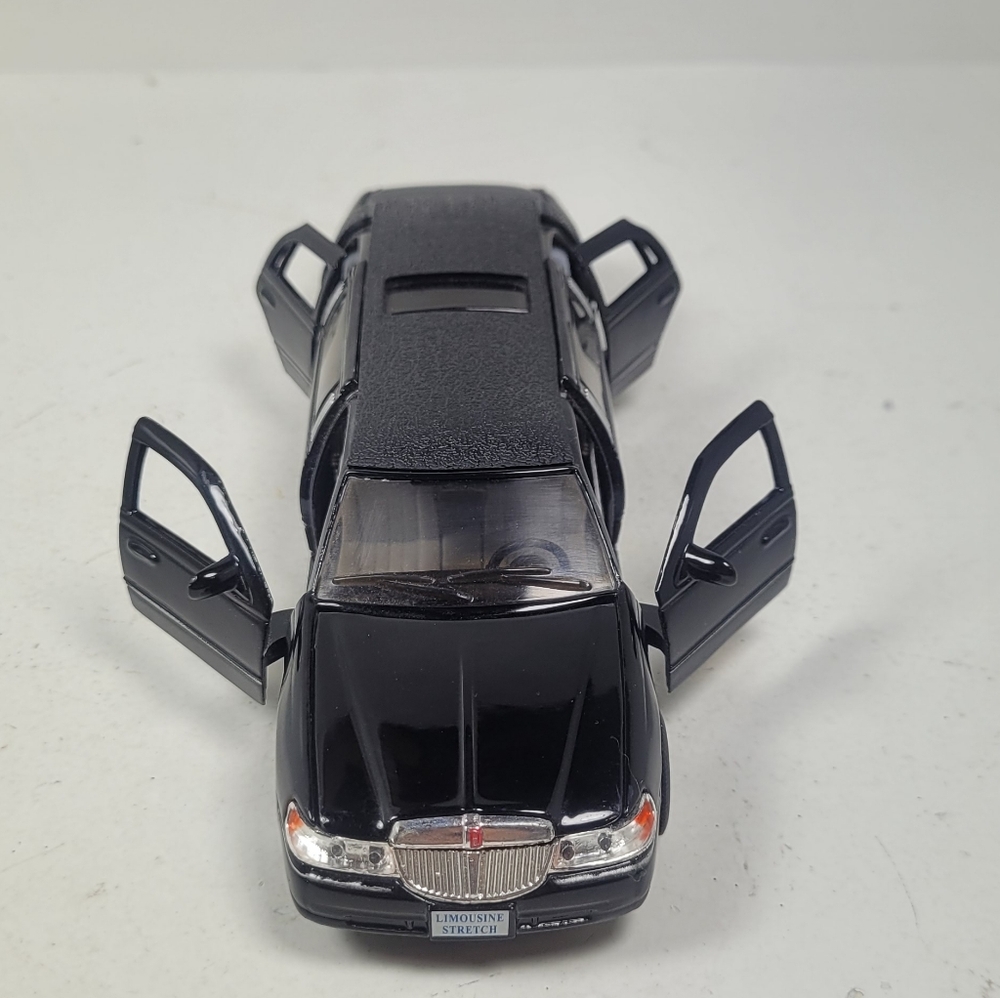 Kumar Toys Die-cast Metal 1999 Lincoln Town Stretch